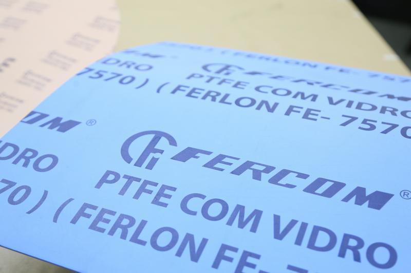 FERLON FE 7570 (PTFE Laminado com Microesferas de Vidro)